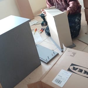 אדם מרכיב רהיטים עם כלים וחלקים מאיקאה