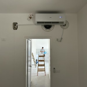 מזגן מותקן על קיר עם שלט על הקיר