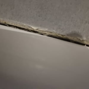 חיבור קיר ורצפה עם סימני נזילה