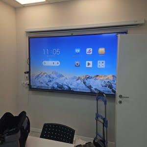 מסך גדול מותקן על קיר עם כלים וציוד עבודה