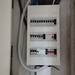 לוח חשמל עם מפסקים וחוטים חשמליים