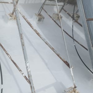 גג אטום עם מבנה מתכת חלוד