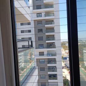 בניין מגורים עם חלונות ומרפסות