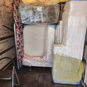 רהיטים עטופים בניילון בתוך משאית הובלה