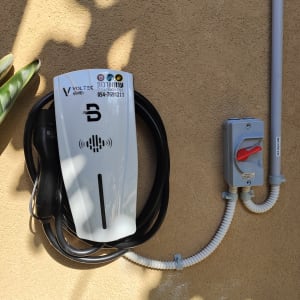 מטען לרכב חשמלי מותקן על קיר עם כבל חשמל