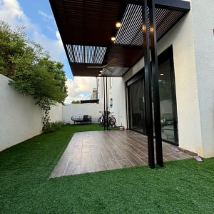 פרגולה מאלומיניום עם תאורה מובנית בחצר