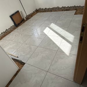 ריצוף חדש בחדר במהלך שיפוץ