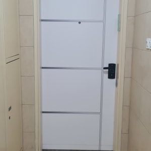 דלת לבנה עם ידית שחורה ומספר 10