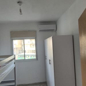 מזגן מותקן בחדר עם מיטת קומותיים וארון