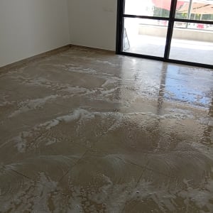 רצפה עם סבון ומים בתהליך ניקוי