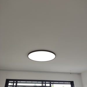תאורה עגולה מותקנת בתקרה לבנה