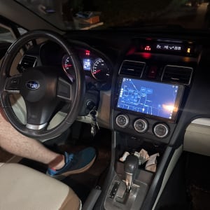 פנים רכב עם לוח מחוונים ותצוגה דיגיטלית
