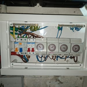 לוח חשמל עם חוטים ומפסקים צבעוניים