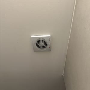 מאוורר תקרה מותקן עם גריל פלסטיק לבן