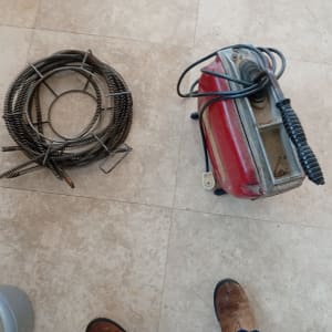 כלי עבודה של אינסטלטור על רצפה