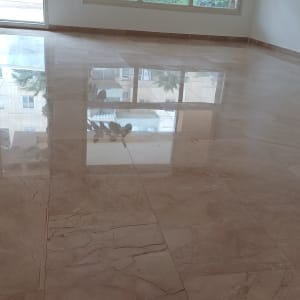 רצפה מבריקה ונקייה עם השתקפות חלון