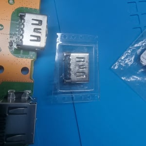 מחבר USB על לוח מעגל מודפס
