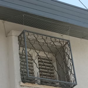 רשת מתכת למניעת כניסת יונים לחלון