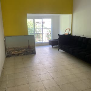 רצפה נקייה עם אריחים בהירים בחדר ריק.