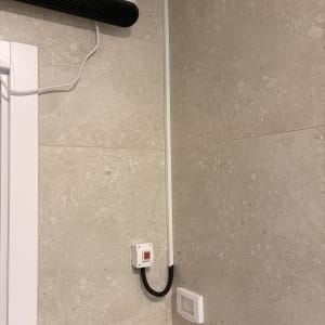 חימום חשמלי מותקן על קיר עם חיווט חשמלי