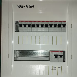 לוח חשמל עם מפסקים ומתגים
