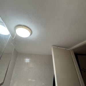 תקרה צבועה עם מנורה דולקת ודלת פתוחה