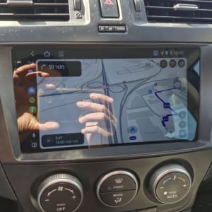 מערכת ניווט ברכב עם מסך מגע ותצוגת מפה
