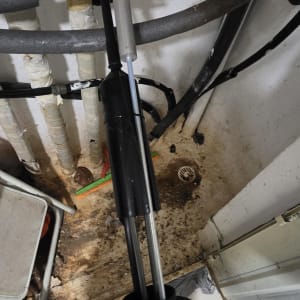 חלקי צנרת וכלים טכניים בחדר תחזוקה