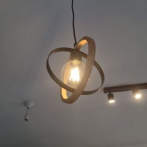 מנורת תקרה מעוצבת עם נורה דולקת