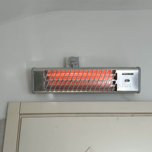 תנור חימום חשמלי מותקן על קיר