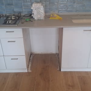 ארונות מטבח עם כיריים וכיור, ללא מכשירים נוספים