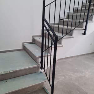 מעקה במדרגות