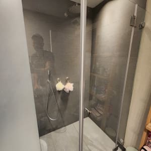 מקלחת עם ראש גשם, ספוגים תלויים ודלת זכוכית