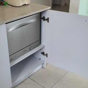 ארון מטבח פתוח עם צירים ודלת פתוחה