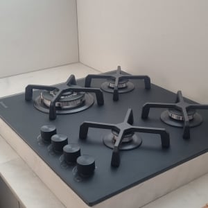 כיריים גז במטבח מודרני עם חלון