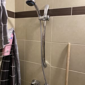 ראש מקלחת ומתקן מים בחדר אמבטיה