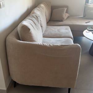 ספת שזלונג פינתית מרופדת בבד בגוון בז