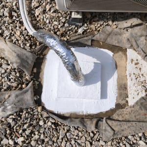 איטום צינור על גג עם חצץ ובד מגן