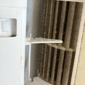 תקריב של חלק פנימי במזגן עם לכלוך