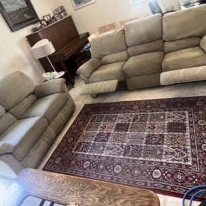 ספות בסלון עם שטיח צבעוני על הרצפה