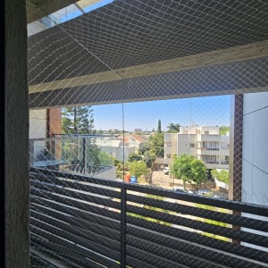 רשת מתוחה על מרפסת למניעת כניסת יונים