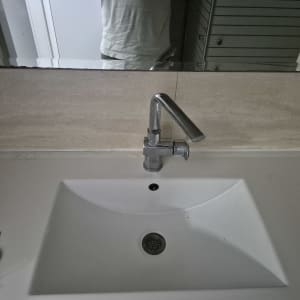 כיור רחצה עם ברז פרח, מראה ואיטום סיליקון בחיבור לקיר