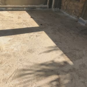 רצפה אטומה עם חומר איטום בפינות