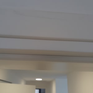 אבק על משקוף דלת לבן