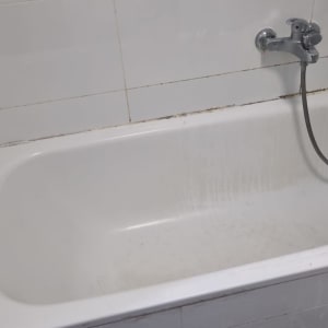 אמבטיה עם חיפוי קירות ותשתית מים