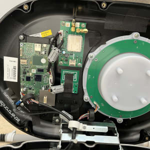 מעגלים מודפסים וחיבורים חשמליים בתוך מכשיר