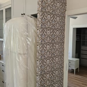 טפט פרחוני על קיר במטבח מודרני