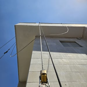 חבלים וציוד עבודה בגובה על קיר בניין