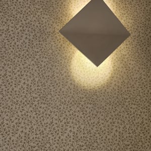 טפט עם דוגמת עלים ותאורה דקורטיבית