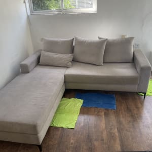 ספה אפורה עם מגבות צבעוניות על הרצפה